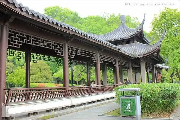 古建长廊带斗拱花格景区仿古长廊传统榫卯斗拱结构万字格花窗古建亭廊牌坊水榭户外景观木质结构传统工艺-古建亭廊牌坊水榭定制厂家