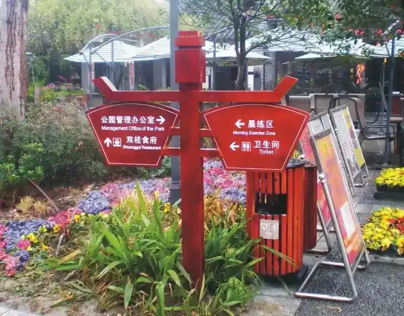 重庆广场花箱定制：防腐木材质融合古建工艺，打造现代美学景观