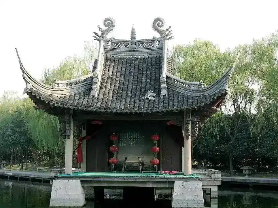 防腐木凉亭为何成为庭院标配？从选材到养护，老木匠教你避坑不花冤枉钱