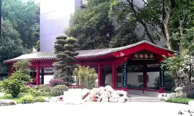 防腐木景观工程全攻略：定制花箱、栈道、拱门、凉亭及价格详解