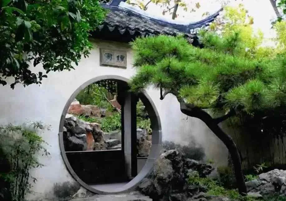 Moon Gate Design: Bringing Chinese Aesthetics to Western Gardens