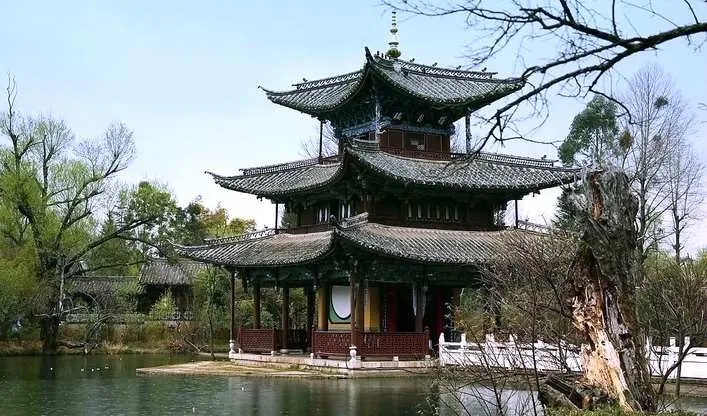 中国传统的古建筑瓦当滴水艺术：从实用防水到装饰象征的美学演变