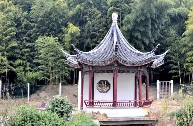 西安景区公园防腐木凉亭怎么选？榫卯六角/长廊定制含水率控制不开裂技巧