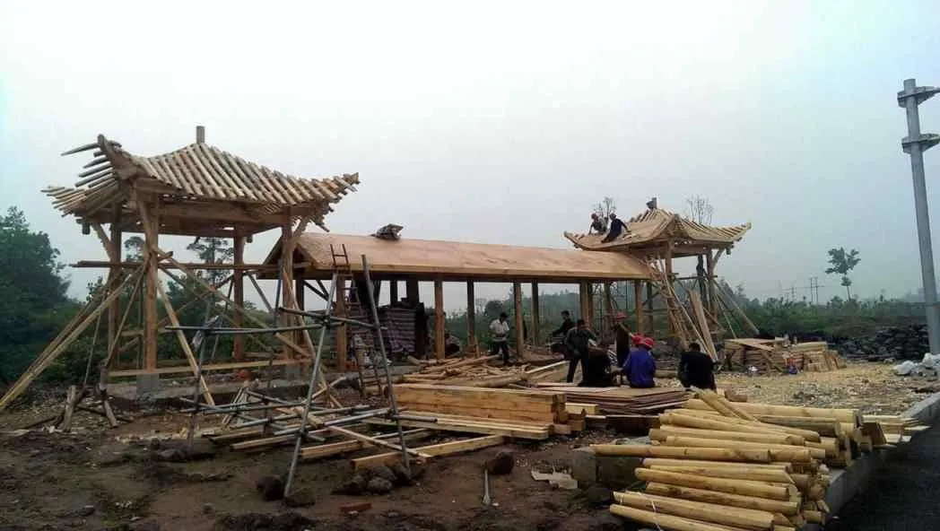 昆明景区古建亭廊定制哪家好？榫卯工艺打造的菠萝格/碳化木长廊价格多少？