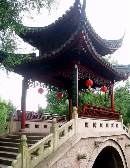 重庆渝中区体育馆古建六角亭石桥红灯笼景区仿古凉亭深色古建六角亭飞檐翘角石桥红灯笼花格窗石栏杆古建亭廊牌坊水榭系列户外景观木质结构传统工艺-古建亭廊牌坊水榭系列定制厂家