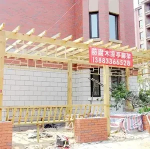 防腐木凉亭廊架施工中景区防腐木廊架黄色防腐木廊架红砖建筑施工中传统木作防腐木景观工程户外景观木质结构传统工艺-防腐木景观工程定制厂家 - 中裕木艺传统木制工艺品