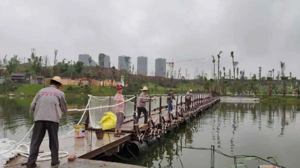 河北邯郸涉县防腐木景观工程系列浮桥施工中传统木作_防腐木景观工程定制厂家_防腐木景观工程系列浮桥施工中传统木作水流护栏古建背景树木道路房屋工人
