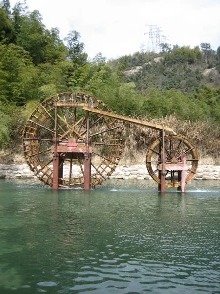 河北邯郸涉县大型仿古水车深色双轮景区展示传统木作_大型仿古水车定制厂家_大型仿古水车深色双轮景区展示传统木作水流护栏古建背景树木道路山脉房屋