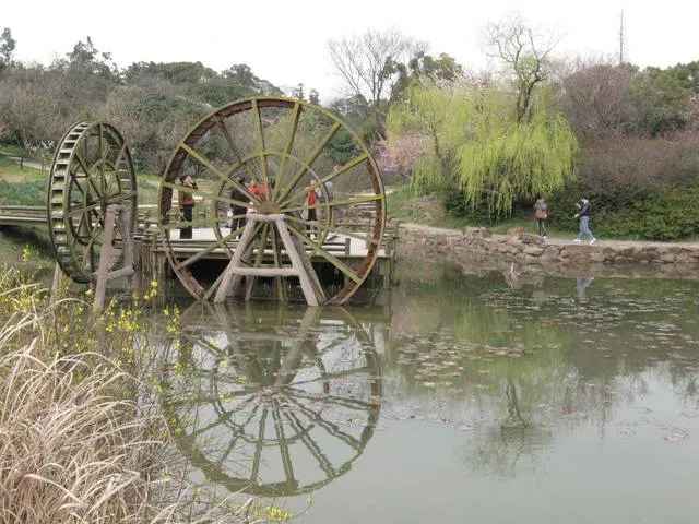 凉山景区防腐木景观水车定制：重庆48年榫卯工艺打造大型脚踏水车