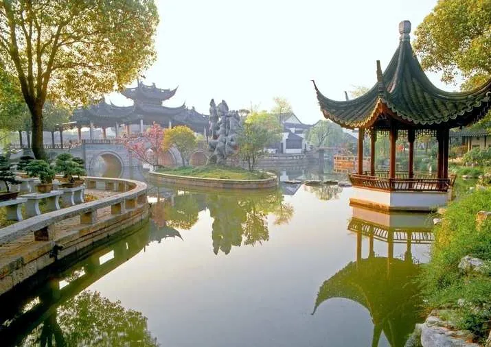 重庆江津广兴镇古建六角亭水景园林石桥_景区仿古凉亭定制厂家_深色古建六角亭飞檐翘角水景园林石桥古树假山