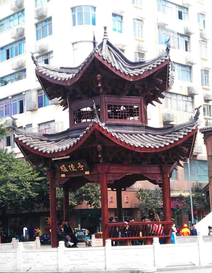 重庆渝中区嘉陵江桥头古建双层亭顺德亭城市街景区仿古凉亭深色古建双层亭飞檐翘角顺德亭牌匾城市街景石栏杆游客古建亭廊牌坊水榭系列户外景观木质结构传统工艺-古建亭廊牌坊水榭系列定制厂家